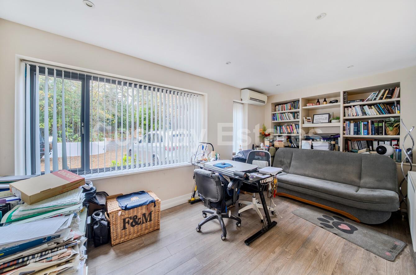 4 bed property in Hendon Wood Lane, Mill Hill, NW7, London